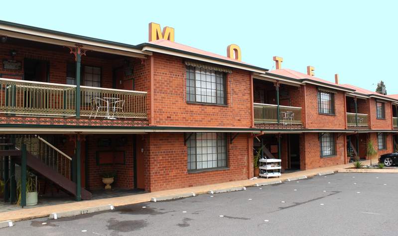 Poet's Recall Motel courtyard area