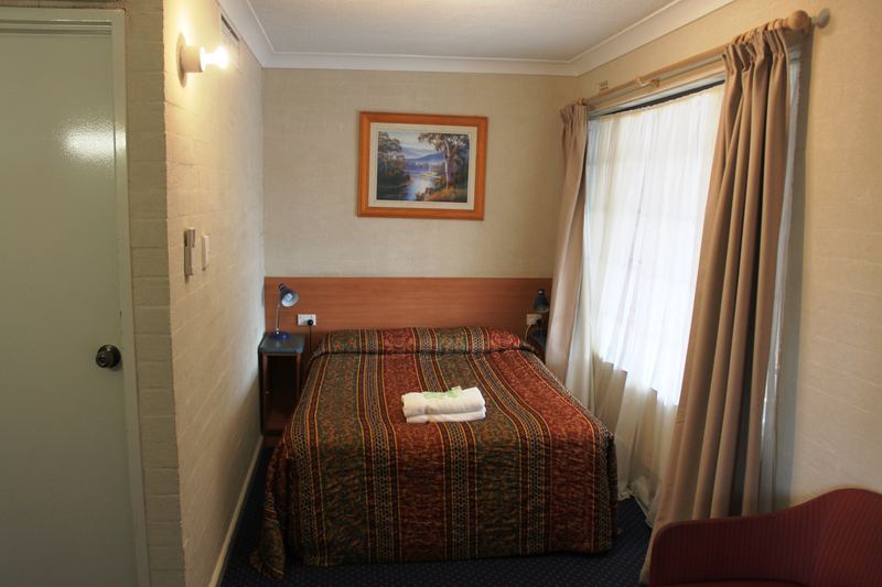 Poets Room with ensuite bathroom at Poet's Recall Motel